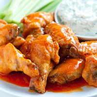 BUFELLO CHICKEN WINGS WITH SAUCE